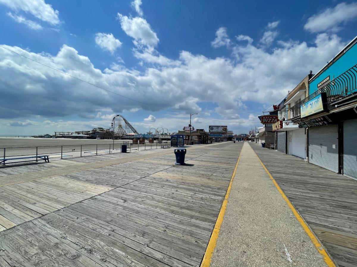Affordable Beachfront Apartment With Balcony Sleeps 8 Wildwood Exteriör bild